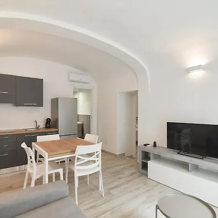 008 - Bright & Large Flat With Ac Apartment *