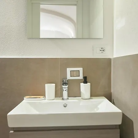 Apartment 008 - Bright & Large Flat With Ac