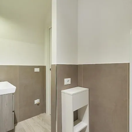 008 - Bright & Large Flat With Ac